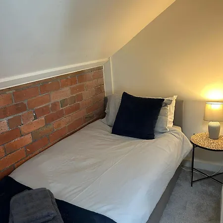 Appartement Two Bedroom In Canal Road Contractors With Free Wifi *