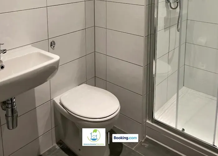 Two Bedroom In Canal Road Contractors With Free Wifi Bradford (West Yorkshire)