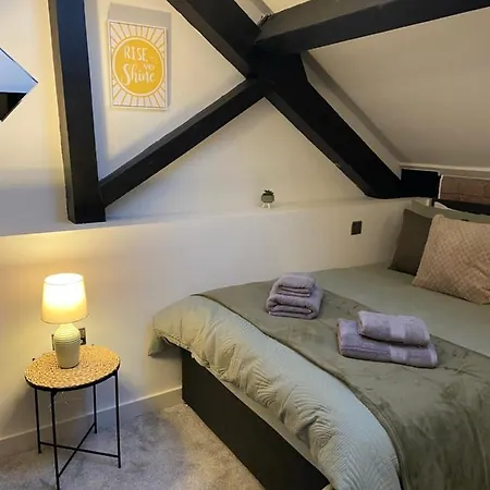 Centrally Located Cosy 2 Bed Duplex By Haven Escapes In Bradford *