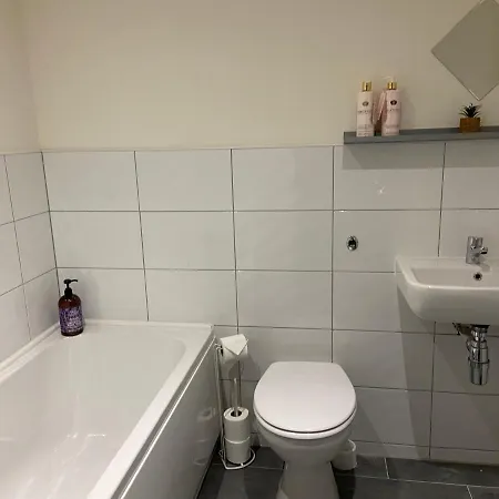 Centrally Located Cosy 2 Bed Duplex By Haven Escapes In Bradford