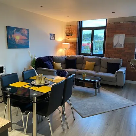 Centrally Located Cosy 2 Bed Duplex By Haven Escapes In Bradford *