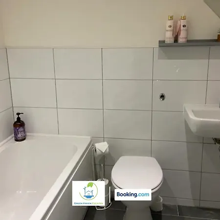 Centrally Located Cosy 2 Bed Duplex By Haven Escapes In Bradford *