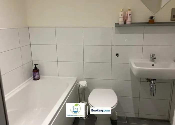 Two Bedroom In Canal Road Contractors With Free Wifi *