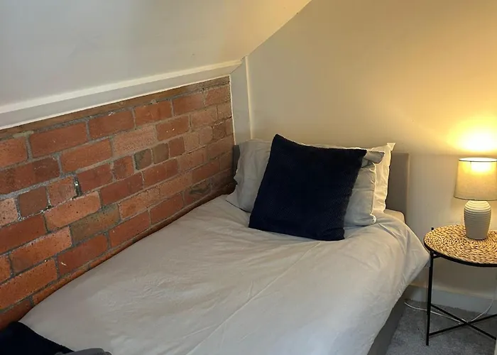 Apartment Two Bedroom In Canal Road Contractors With Free Wifi *